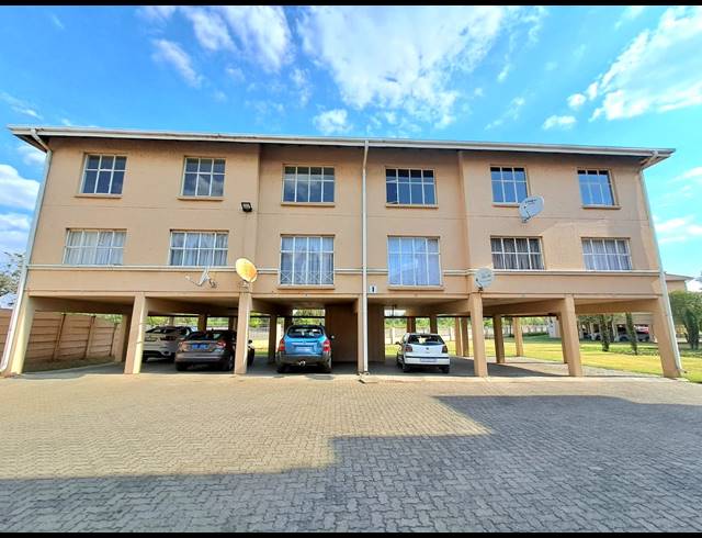 3 BEDROOM FLAT TO LET IN THREE RIVERS PROPER